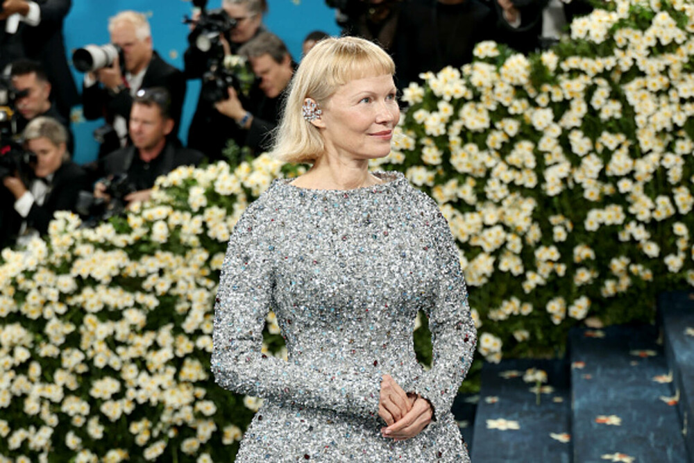 Pamela Anderson a apărut cu un nou look la Met Gala 2025. Cine a însoțit-o pe actriță pe covorul roșu. GALERIE FOTO - Imaginea 18
