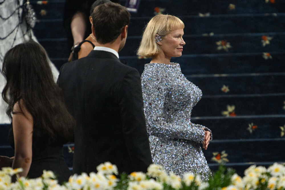 Pamela Anderson a apărut cu un nou look la Met Gala 2025. Cine a însoțit-o pe actriță pe covorul roșu. GALERIE FOTO - Imaginea 21