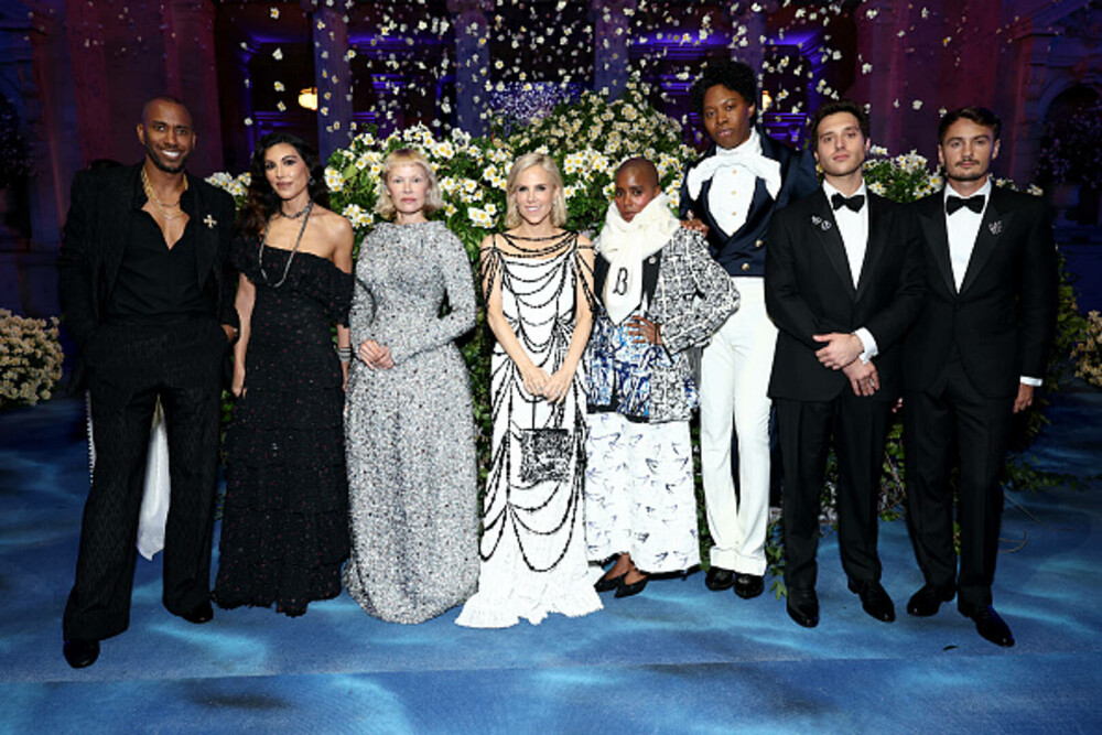 Pamela Anderson a apărut cu un nou look la Met Gala 2025. Cine a însoțit-o pe actriță pe covorul roșu. GALERIE FOTO - Imaginea 24