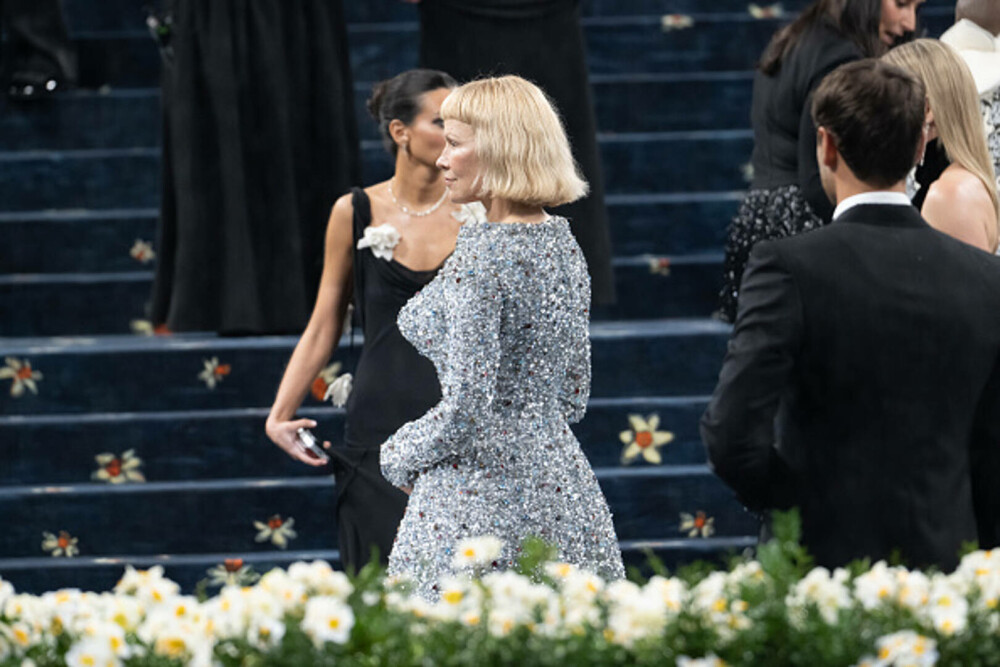 Pamela Anderson a apărut cu un nou look la Met Gala 2025. Cine a însoțit-o pe actriță pe covorul roșu. GALERIE FOTO - Imaginea 25