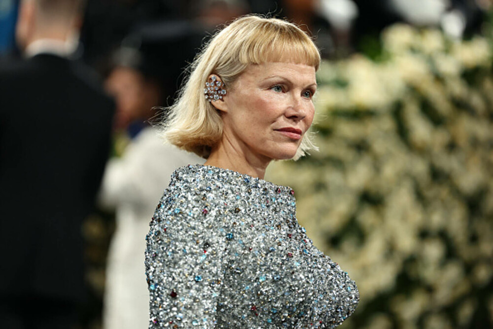 Pamela Anderson a apărut cu un nou look la Met Gala 2025. Cine a însoțit-o pe actriță pe covorul roșu. GALERIE FOTO - Imaginea 29