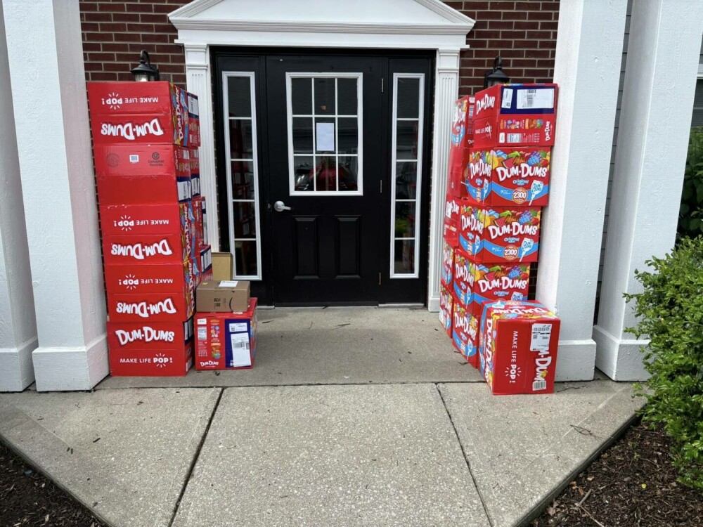 Un copil de opt ani a comandat 70.000 de acadele de pe telefonul mamei sale: „A vrut să fie generos cu prietenii” - Imaginea 3