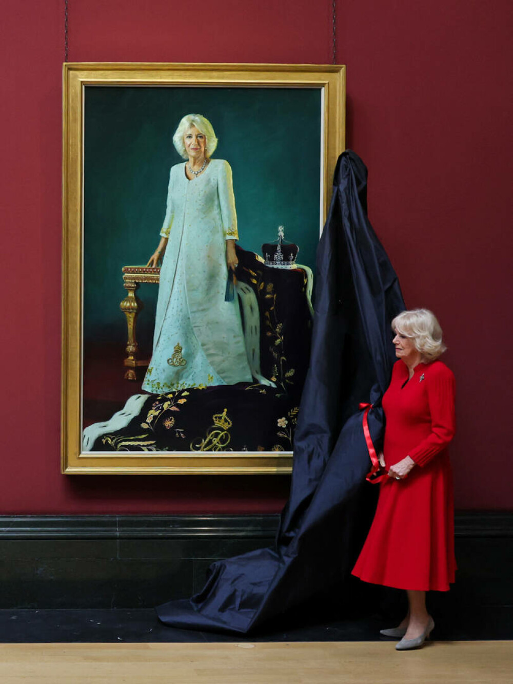 Charles şi Camilla au prezentat două noi portrete oficiale pentru a doua aniversare a încoronării lor. FOTO - Imaginea 6