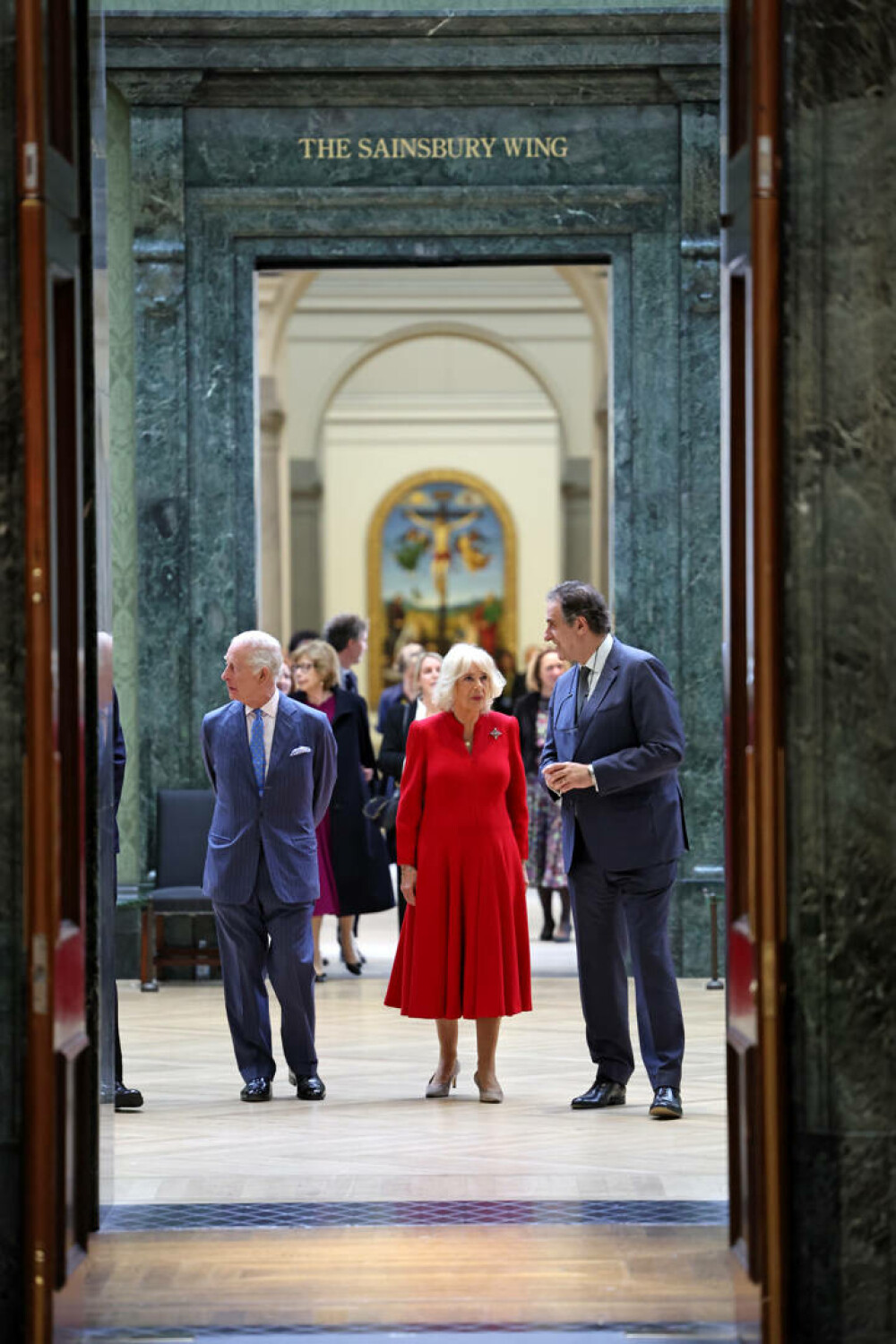 Charles şi Camilla au prezentat două noi portrete oficiale pentru a doua aniversare a încoronării lor. FOTO - Imaginea 21