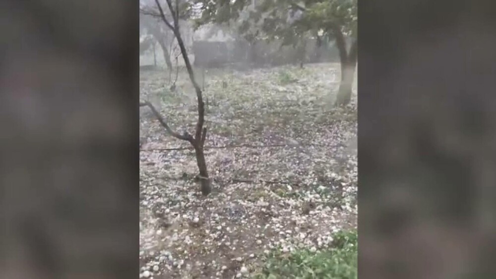 Furtunile au făcut ravagii în țară. Un sat din Mehedinți a fost „ciuruit” de grindină cât mărul: „Nu mai e nicio țiglă!” - Imaginea 10