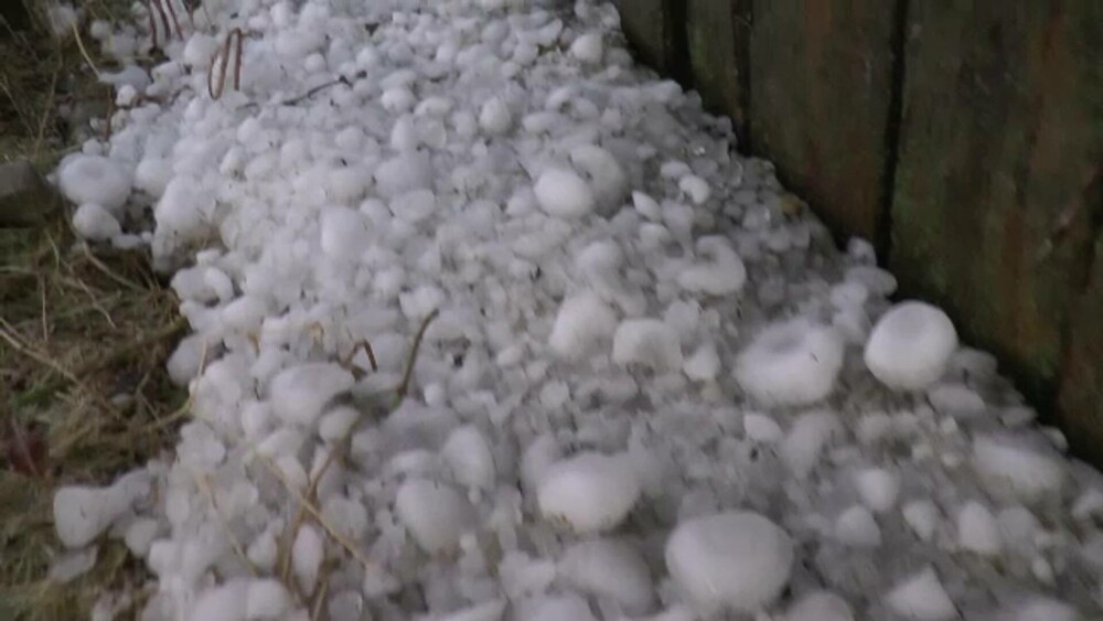 Furtunile au făcut ravagii în țară. Un sat din Mehedinți a fost „ciuruit” de grindină cât mărul: „Nu mai e nicio țiglă!” - Imaginea 2