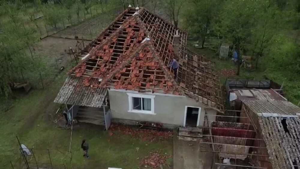 Furtunile au făcut ravagii în țară. Un sat din Mehedinți a fost „ciuruit” de grindină cât mărul: „Nu mai e nicio țiglă!” - Imaginea 4