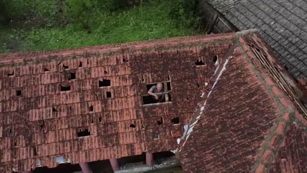 Furtunile au făcut ravagii în țară. Un sat din Mehedinți a fost „ciuruit” de grindină cât mărul: „Nu mai e nicio țiglă!” - Imaginea 5