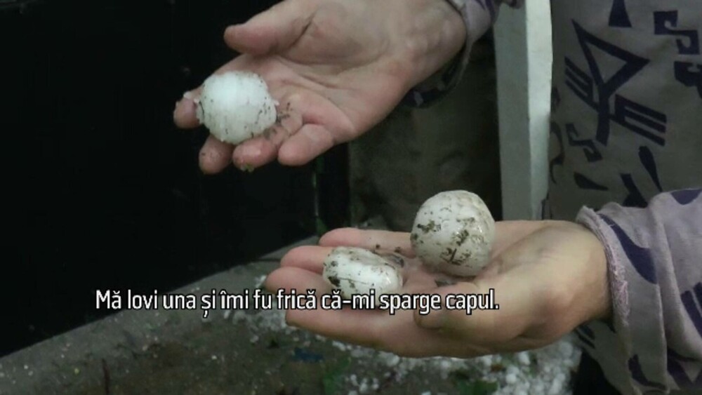 Furtunile au făcut ravagii în țară. Un sat din Mehedinți a fost „ciuruit” de grindină cât mărul: „Nu mai e nicio țiglă!” - Imaginea 6