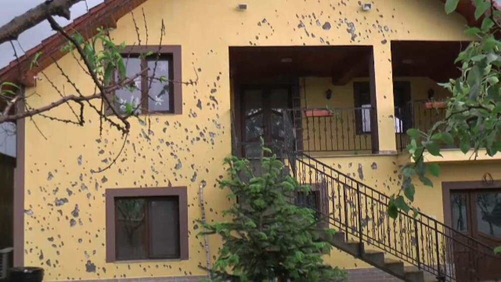 Furtunile au făcut ravagii în țară. Un sat din Mehedinți a fost „ciuruit” de grindină cât mărul: „Nu mai e nicio țiglă!” - Imaginea 7