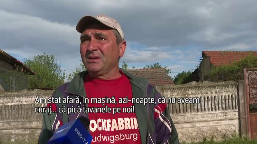 Furtunile au făcut ravagii în țară. Un sat din Mehedinți a fost „ciuruit” de grindină cât mărul: „Nu mai e nicio țiglă!” - Imaginea 8