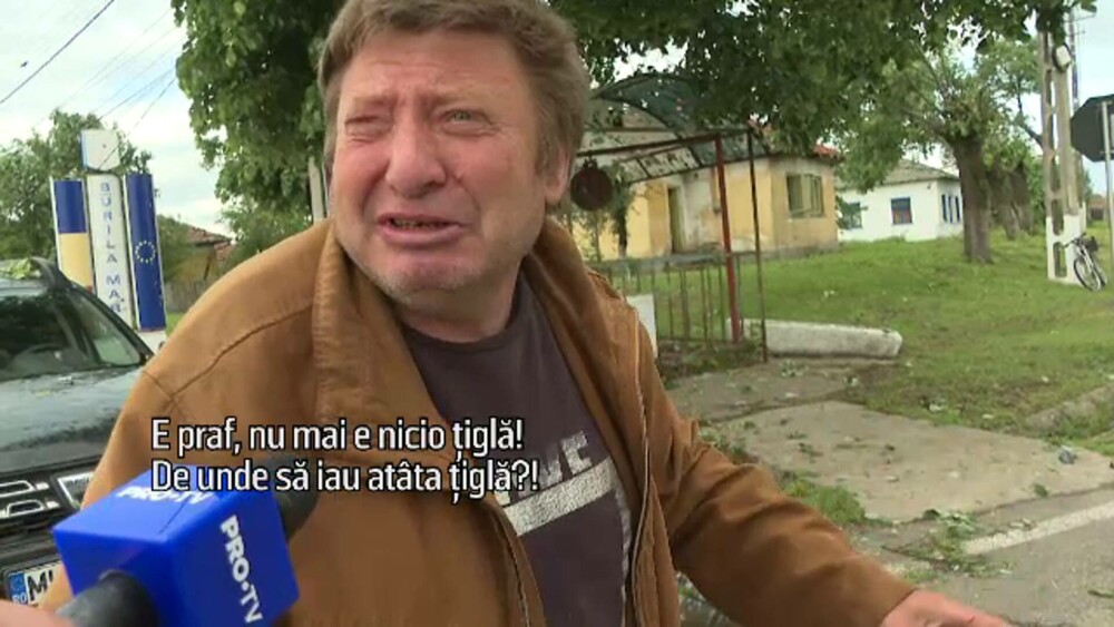 Furtunile au făcut ravagii în țară. Un sat din Mehedinți a fost „ciuruit” de grindină cât mărul: „Nu mai e nicio țiglă!” - Imaginea 9