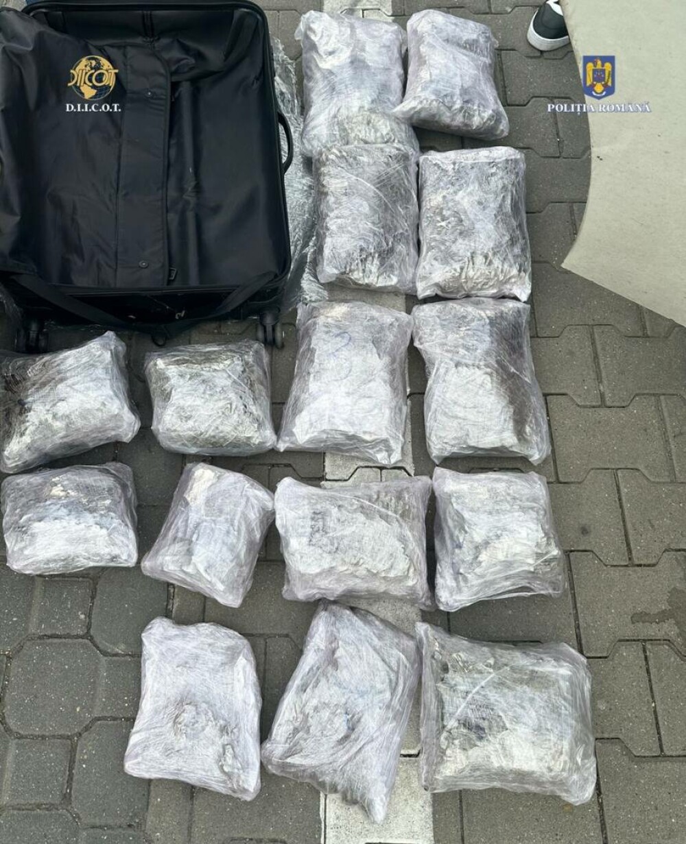 Descoperire neașteptată a polițiștilor din Hunedoara în bagajul unui bărbat. Ce se ascundea în pachete cu cafea. FOTO - Imaginea 1