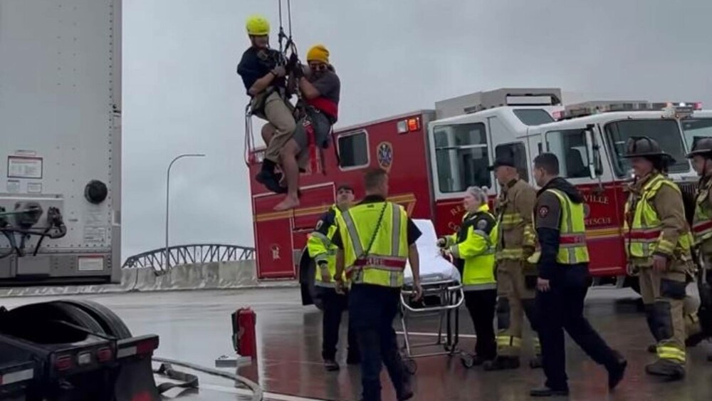 „Nu vreau să mor”. Momentul în care un șofer este salvat după ce camionul său a rămas suspendat pe un pod din SUA. FOTO&VIDEO - Imaginea 5