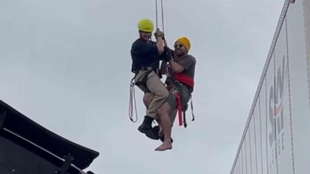 „Nu vreau să mor”. Momentul în care un șofer este salvat după ce camionul său a rămas suspendat pe un pod din SUA. FOTO&VIDEO - Imaginea 4