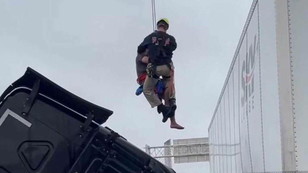 „Nu vreau să mor”. Momentul în care un șofer este salvat după ce camionul său a rămas suspendat pe un pod din SUA. FOTO&VIDEO - Imaginea 3