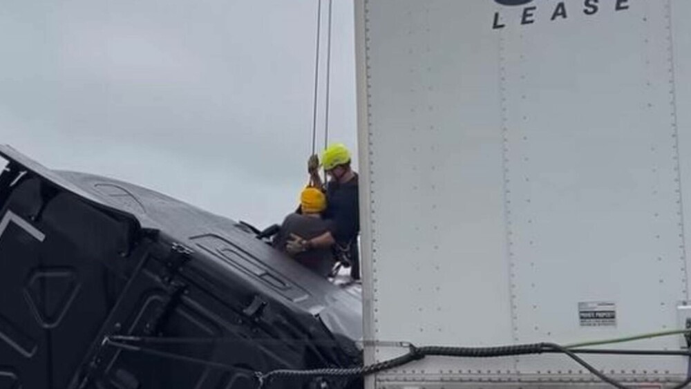 „Nu vreau să mor”. Momentul în care un șofer este salvat după ce camionul său a rămas suspendat pe un pod din SUA. FOTO&VIDEO - Imaginea 2