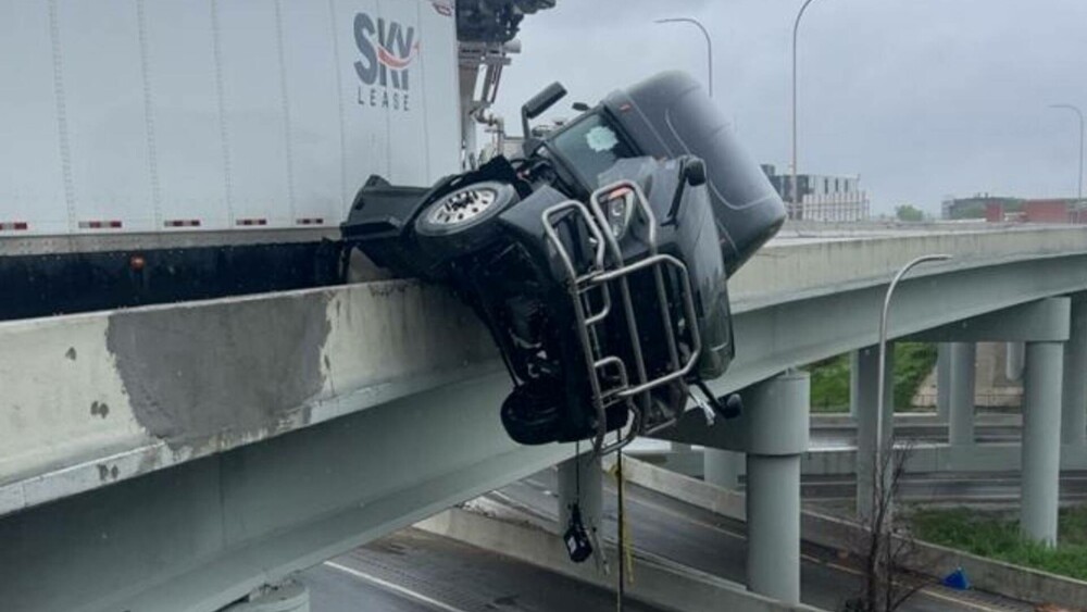 „Nu vreau să mor”. Momentul în care un șofer este salvat după ce camionul său a rămas suspendat pe un pod din SUA. FOTO&VIDEO - Imaginea 1