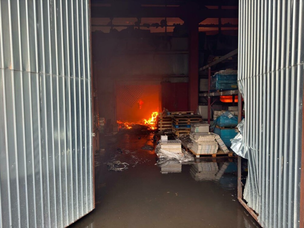 Incendiu de proporții în București. Flăcările au distrus un depozit și un atelier din Sectorul 6 al Capitalei. VIDEO - Imaginea 6