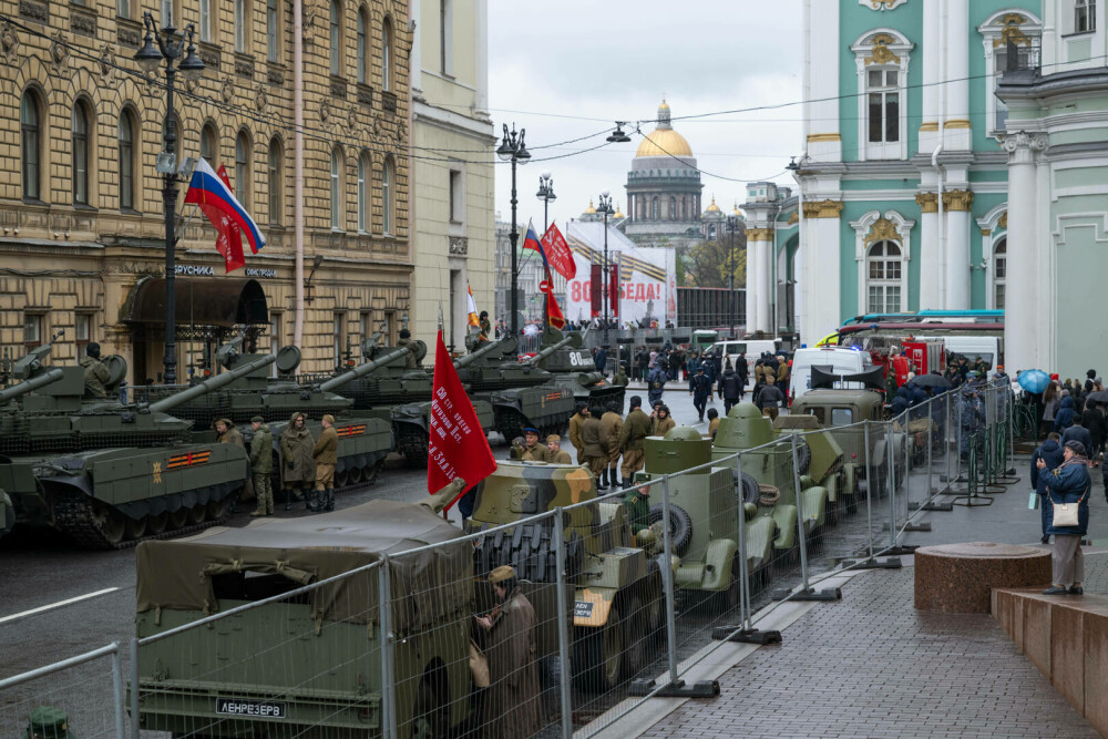 Mașinării ucigașe vor defila în Piața Roșie de Ziua Victoriei. Tancuri, drone și rachete care fac ravagii în Ucraina | FOTO - Imaginea 21