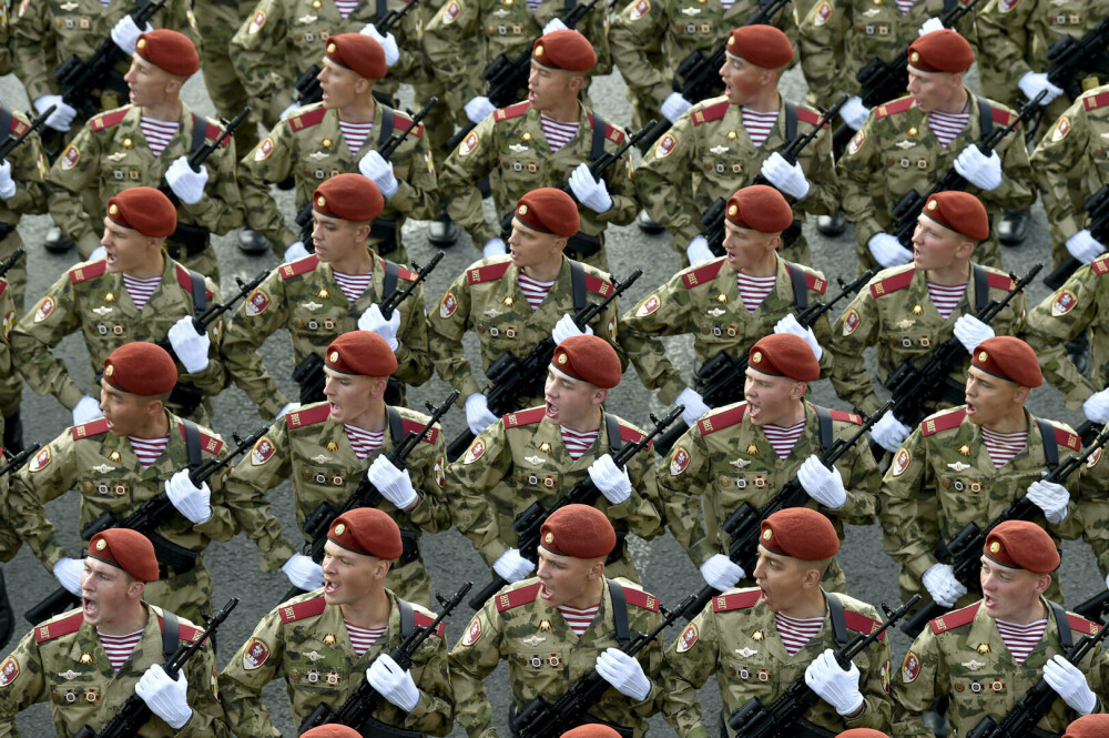 Mașinării ucigașe vor defila în Piața Roșie de Ziua Victoriei. Tancuri, drone și rachete care fac ravagii în Ucraina | FOTO - Imaginea 28