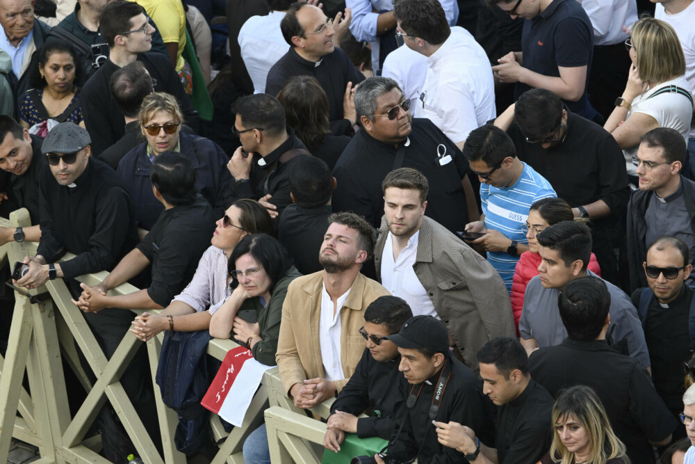 Fum alb la Vatican. A fost ales un nou Papă. VIDEO - Imaginea 2