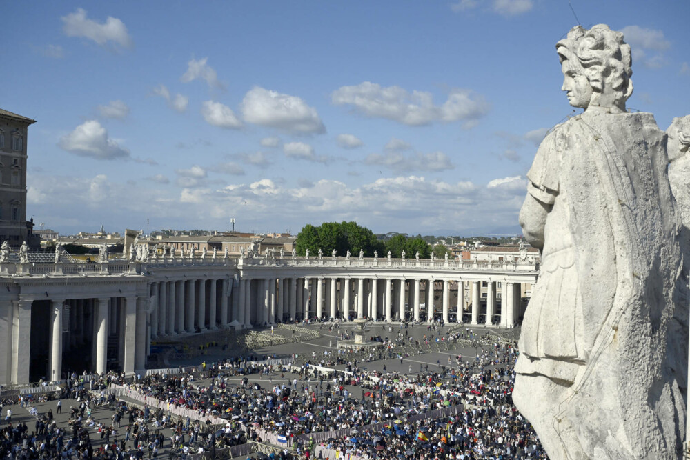 Fum alb la Vatican. A fost ales un nou Papă. VIDEO - Imaginea 4