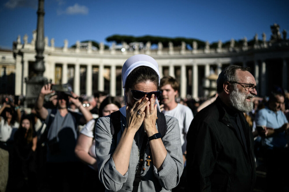 Fum alb la Vatican. A fost ales un nou Papă. VIDEO - Imaginea 10