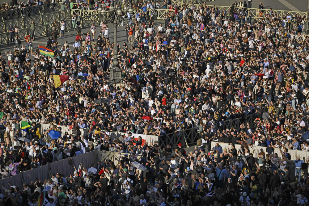 Fum alb la Vatican. A fost ales un nou Papă. VIDEO - Imaginea 15