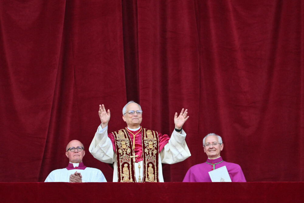 Primele cuvinte rostite de Papa Leon al XIV-lea, în fața mulțimii de la Vatican. „Pacea fie cu voi toţi”. VIDEO - Imaginea 5