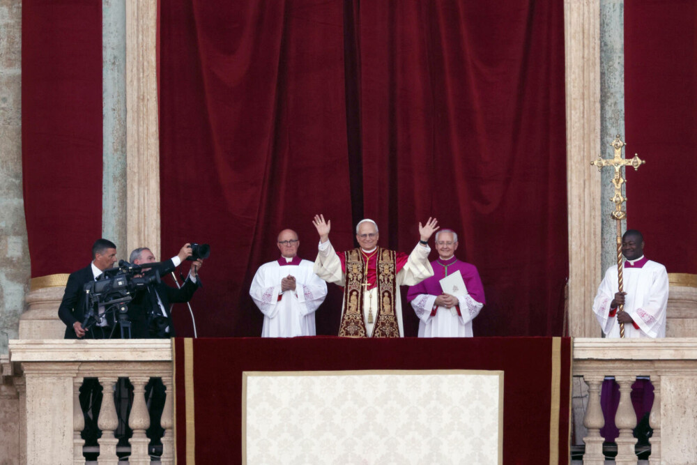Primele cuvinte rostite de Papa Leon al XIV-lea, în fața mulțimii de la Vatican. „Pacea fie cu voi toţi”. VIDEO - Imaginea 8