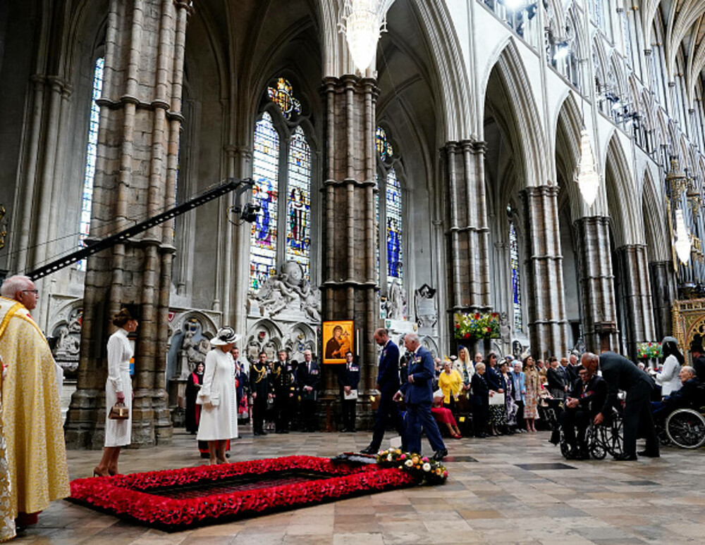 Prințesa Kate, apariție plină de eleganță alături de Familia Regală la ceremonia de Ziua Victoriei în Europa. GALERIE FOTO - Imaginea 34