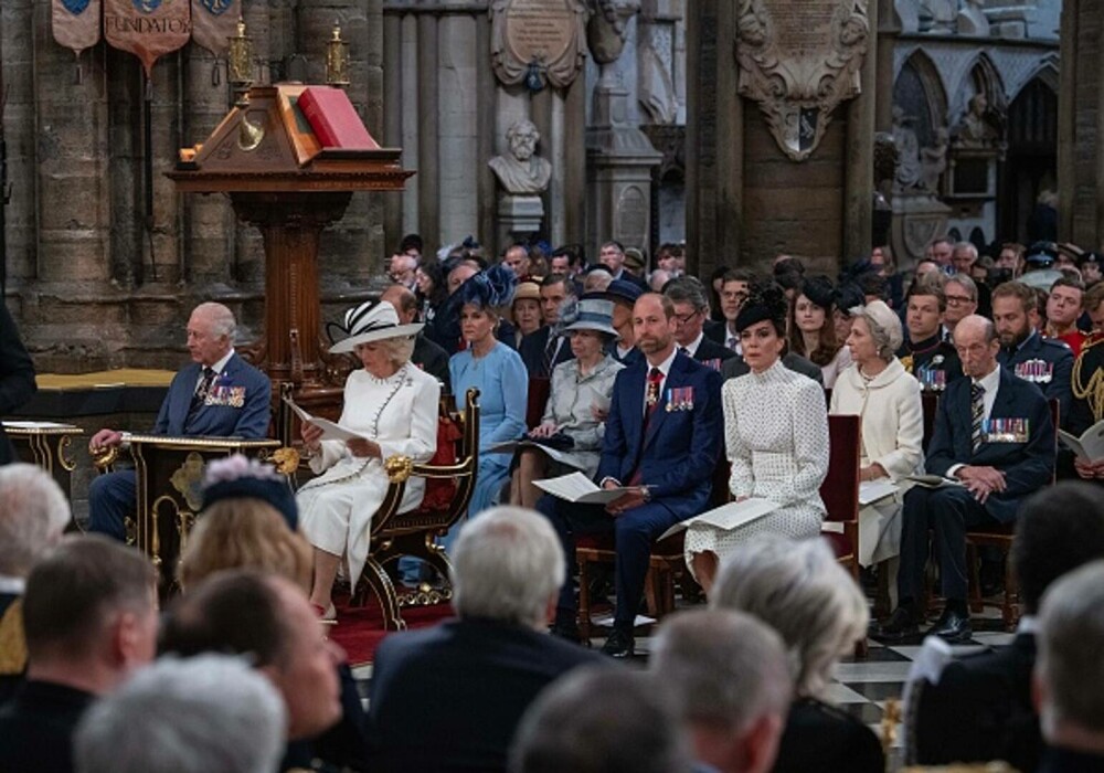 Prințesa Kate, apariție plină de eleganță alături de Familia Regală la ceremonia de Ziua Victoriei în Europa. GALERIE FOTO - Imaginea 11