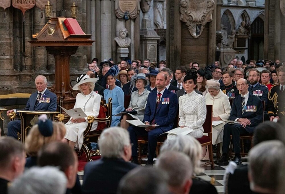 Prințesa Kate, apariție plină de eleganță alături de Familia Regală la ceremonia de Ziua Victoriei în Europa. GALERIE FOTO - Imaginea 12