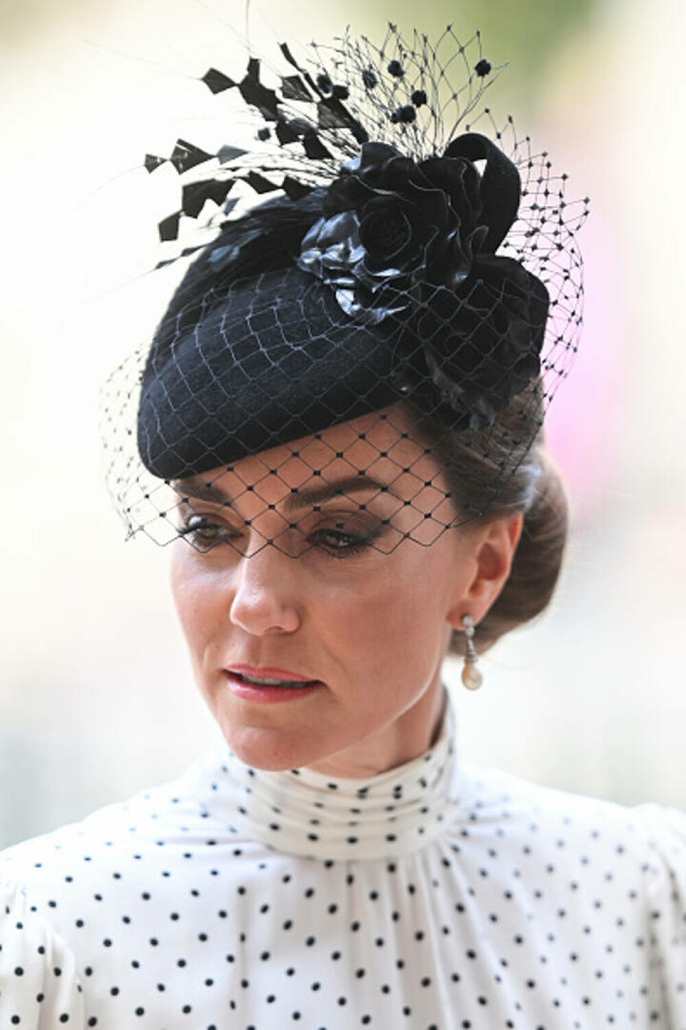 Prințesa Kate, apariție plină de eleganță alături de Familia Regală la ceremonia de Ziua Victoriei în Europa. GALERIE FOTO - Imaginea 25