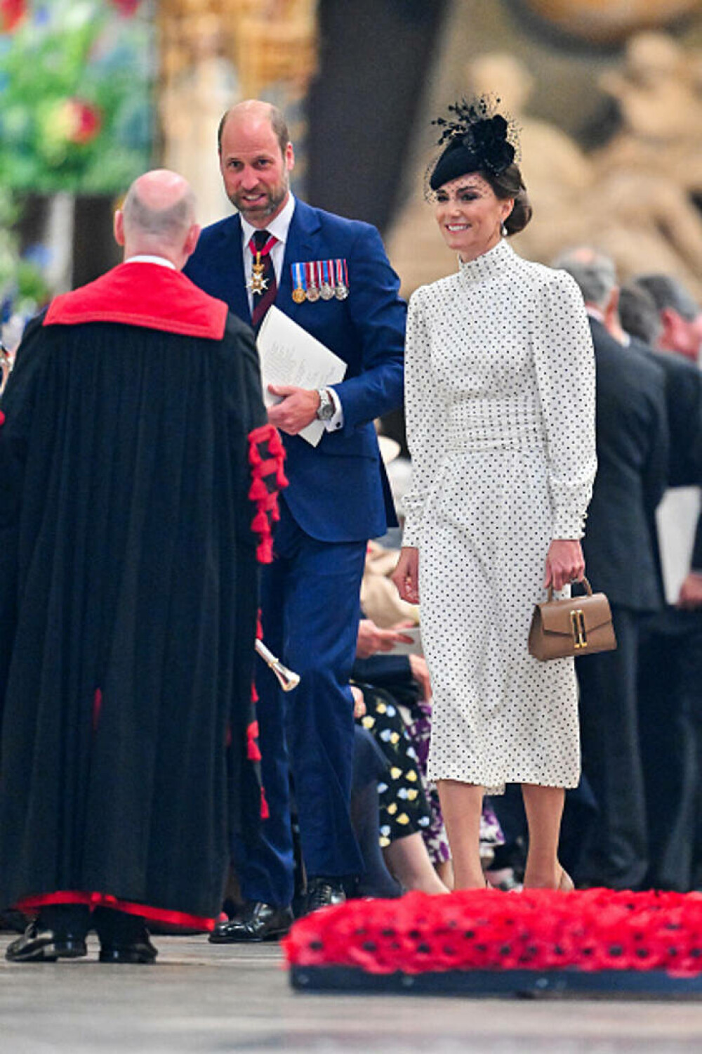 Prințesa Kate, apariție plină de eleganță alături de Familia Regală la ceremonia de Ziua Victoriei în Europa. GALERIE FOTO - Imaginea 29
