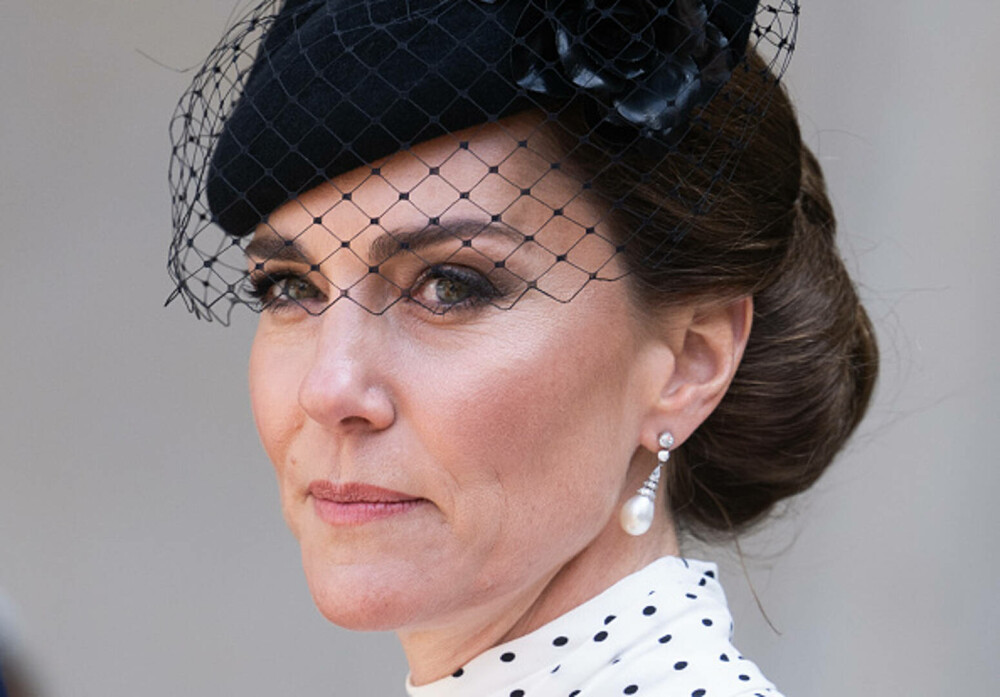 Prințesa Kate, apariție plină de eleganță alături de Familia Regală la ceremonia de Ziua Victoriei în Europa. GALERIE FOTO - Imaginea 1