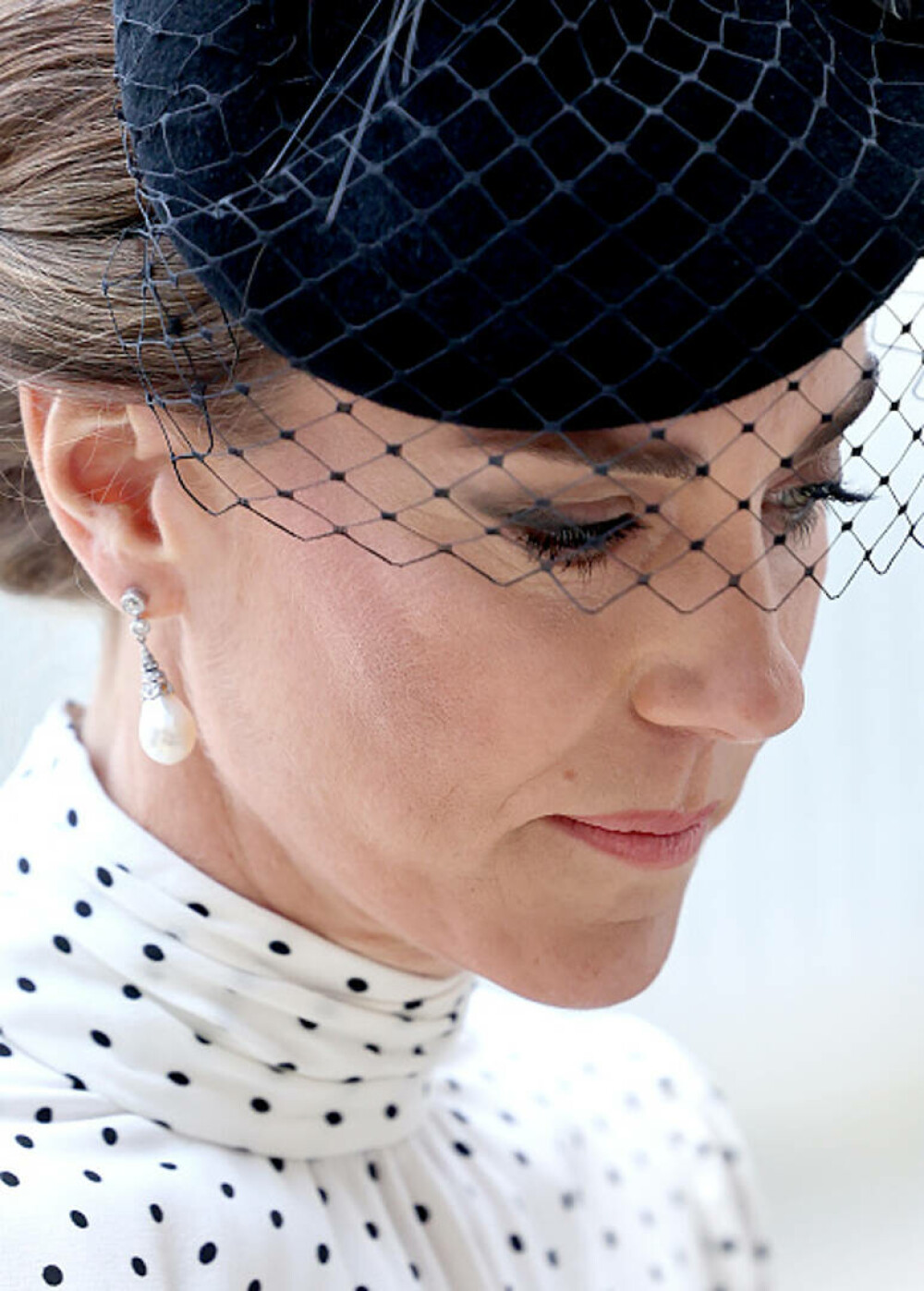 Prințesa Kate, apariție plină de eleganță alături de Familia Regală la ceremonia de Ziua Victoriei în Europa. GALERIE FOTO - Imaginea 37
