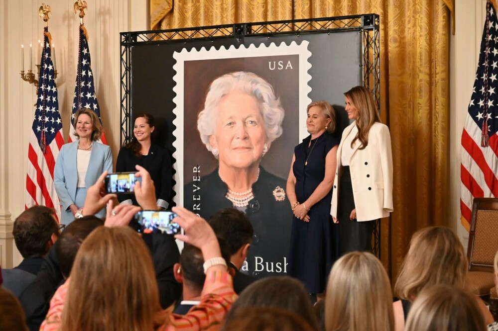 Melania Trump, apariție plină de eleganță la Casa Albă. Prima doamnă a elogiat-o pe Barbara Bush. GALERIE FOTO - Imaginea 11