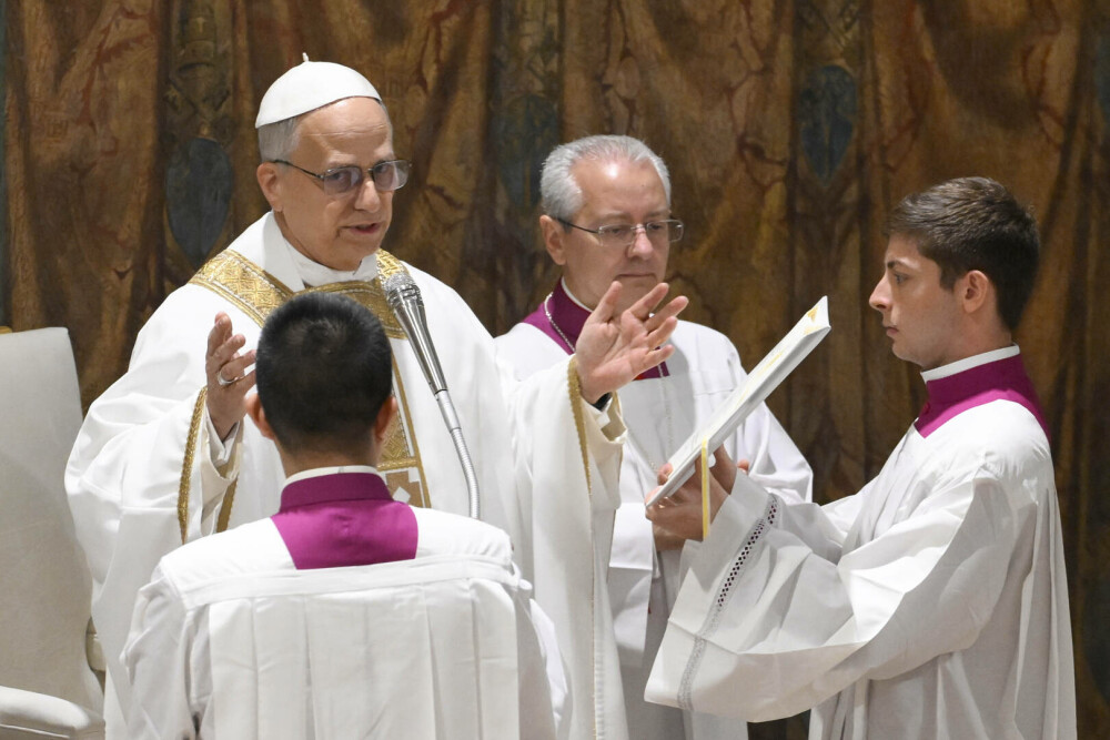 Primele imagini cu Papa Leon al XIV-lea ca Suveran Pontif. Ce a spus la prima slujbă. GALERIE FOTO - Imaginea 3