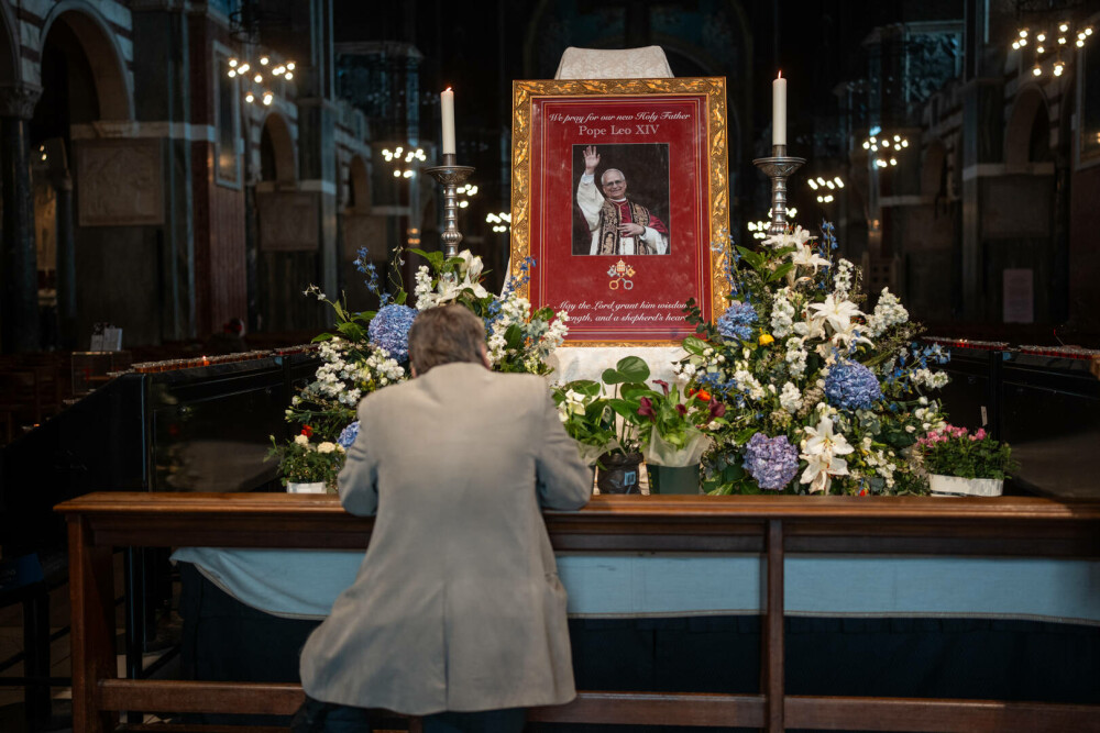 Primele imagini cu Papa Leon al XIV-lea ca Suveran Pontif. Ce a spus la prima slujbă. GALERIE FOTO - Imaginea 8