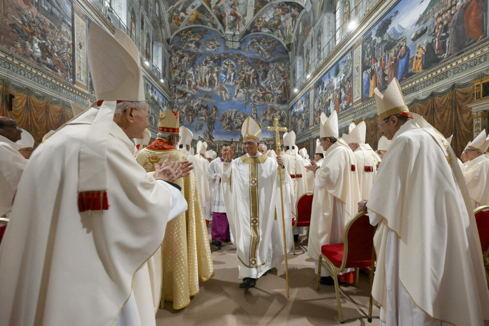 Primele imagini cu Papa Leon al XIV-lea ca Suveran Pontif. Ce a spus la prima slujbă. GALERIE FOTO - Imaginea 12