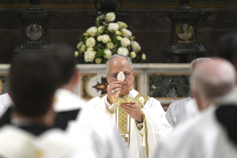 Primele imagini cu Papa Leon al XIV-lea ca Suveran Pontif. Ce a spus la prima slujbă. GALERIE FOTO - Imaginea 13