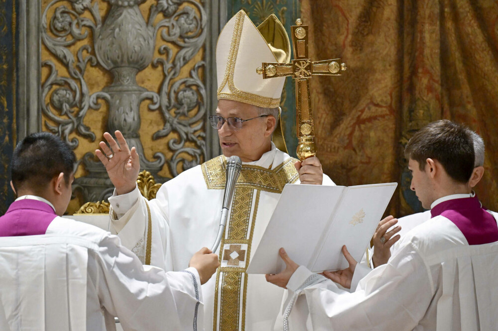 Primele imagini cu Papa Leon al XIV-lea ca Suveran Pontif. Ce a spus la prima slujbă. GALERIE FOTO - Imaginea 14