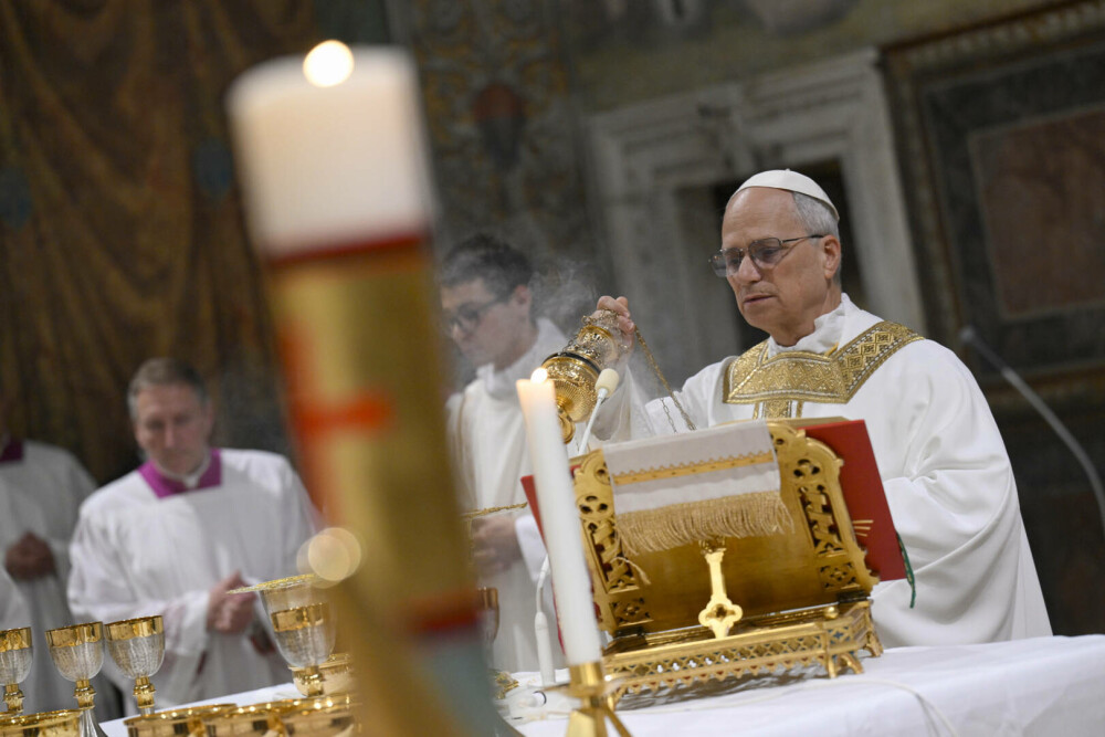 Primele imagini cu Papa Leon al XIV-lea ca Suveran Pontif. Ce a spus la prima slujbă. GALERIE FOTO - Imaginea 15