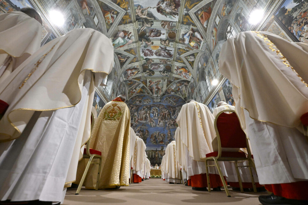 Primele imagini cu Papa Leon al XIV-lea ca Suveran Pontif. Ce a spus la prima slujbă. GALERIE FOTO - Imaginea 17