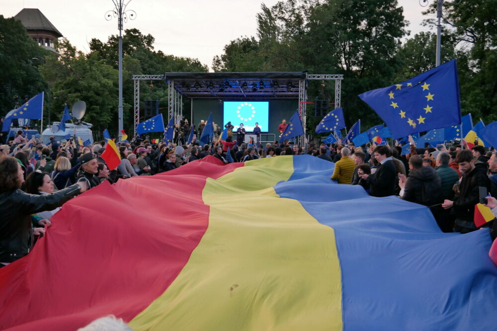 Mii de oameni au ieșit în stradă în marile orașe ale țării, pe 9 Mai: „România nu uita, Europa-i casa ta”. FOTO - Imaginea 2