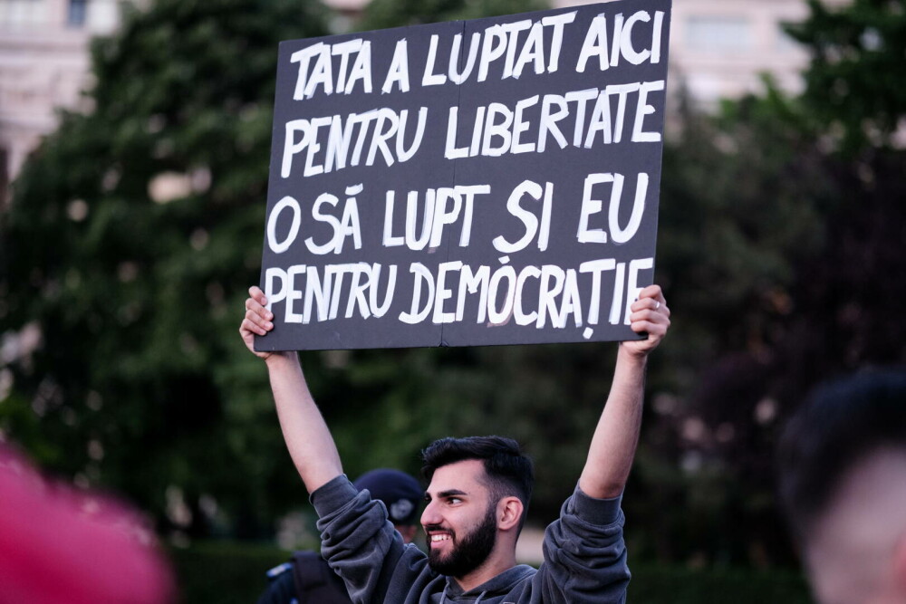 Mii de oameni au ieșit în stradă în marile orașe ale țării, pe 9 Mai: „România nu uita, Europa-i casa ta”. FOTO - Imaginea 4