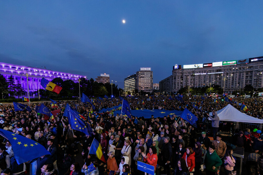 Mii de oameni au ieșit în stradă în marile orașe ale țării, pe 9 Mai: „România nu uita, Europa-i casa ta”. FOTO - Imaginea 5