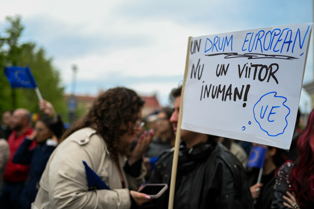 Mii de oameni au ieșit în stradă în marile orașe ale țării, pe 9 Mai: „România nu uita, Europa-i casa ta”. FOTO - Imaginea 7
